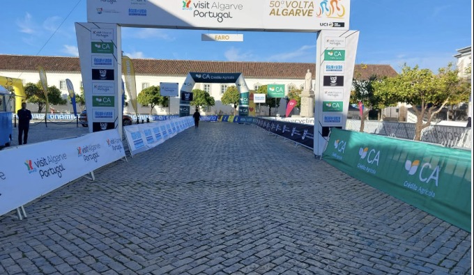 Pórtico e barreiras na chegada da 50.ª Volta ao Algarve 2024 em Faro
