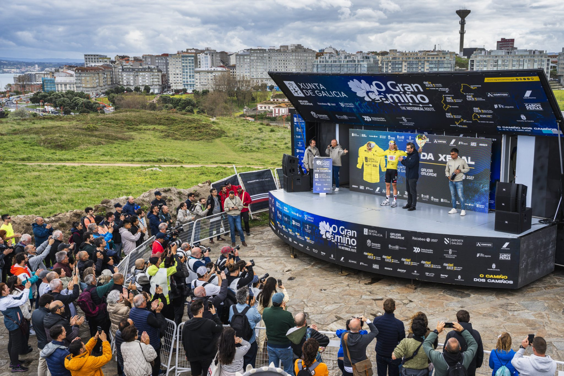Pódio de O Gran Camiño 2026 na Torre de Hércules, na Corunha