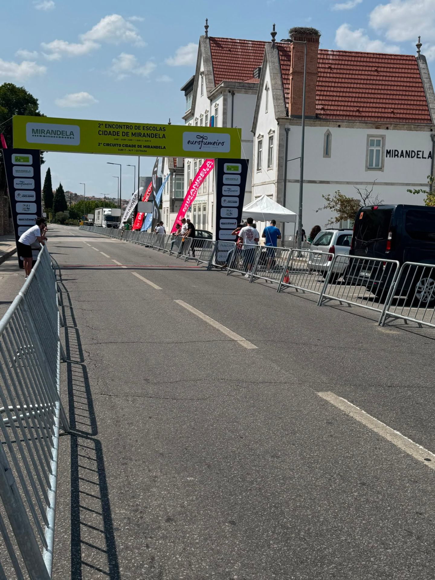 Pórtico de partida e barreiras do 2.º Circuito Cidade de Mirandela