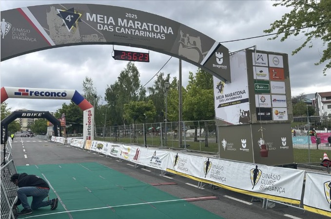 Pórtico de meta da 4.ª Meia Maratona das Cantarinhas