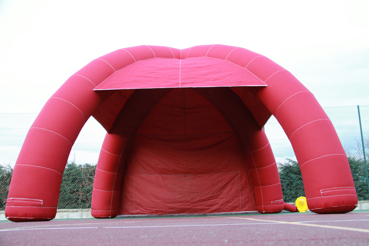 Insuflável vermelho em arco