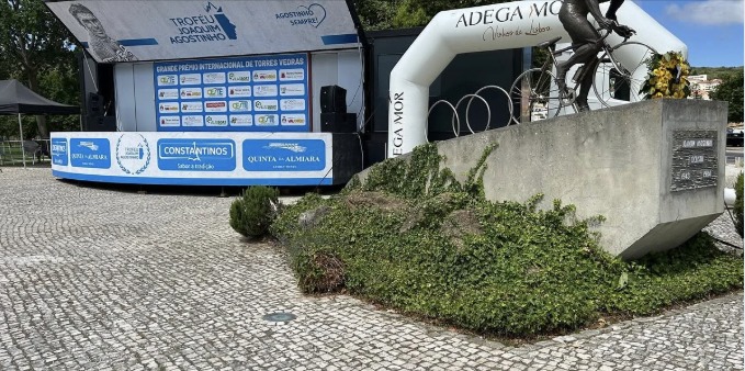 Palco do Troféu Joaquim Agostinho 2025 junto ao monumento ao ciclista
