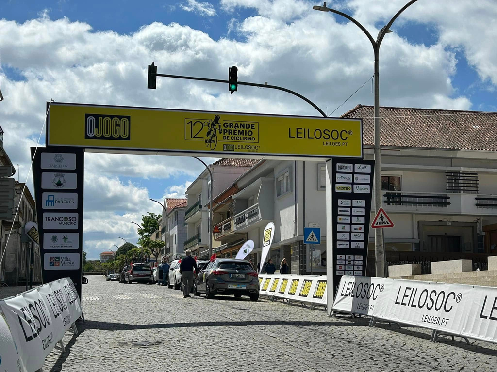 Pórtico do Grande Prémio de Ciclismo Leilosoc numa vila de Portugal