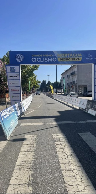 Pórtico de meta e barreiras do GP de Ciclismo de Mortágua 2025