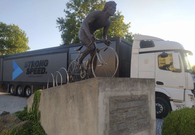 Camião StrongSpeed junto ao monumento a Joaquim Agostinho, no Troféu Joaquim Agostinho 2024