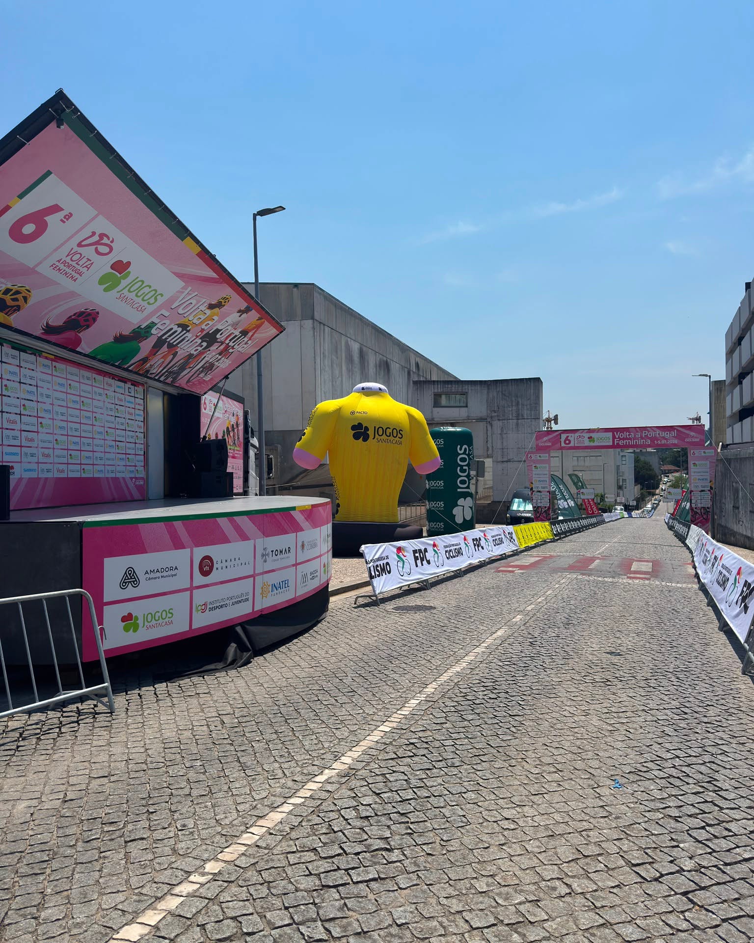 Palco e pórtico de chegada da 6.ª Volta a Portugal Feminina