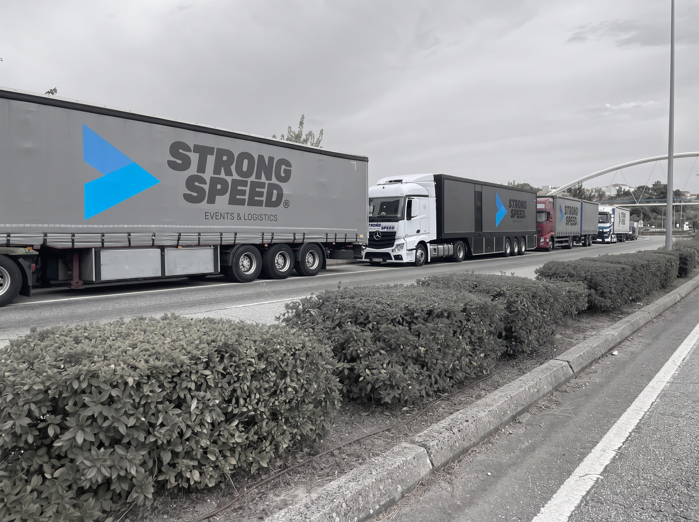 Camiões da StrongSpeed em rota para um evento