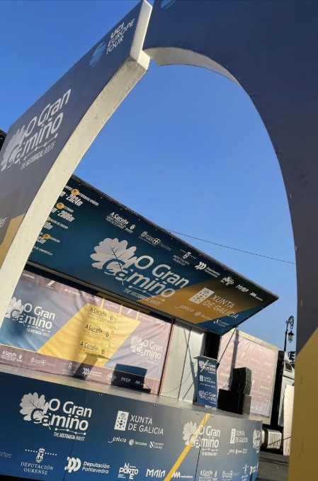 Pórtico e palco de pódio de O Gran Camiño 2025