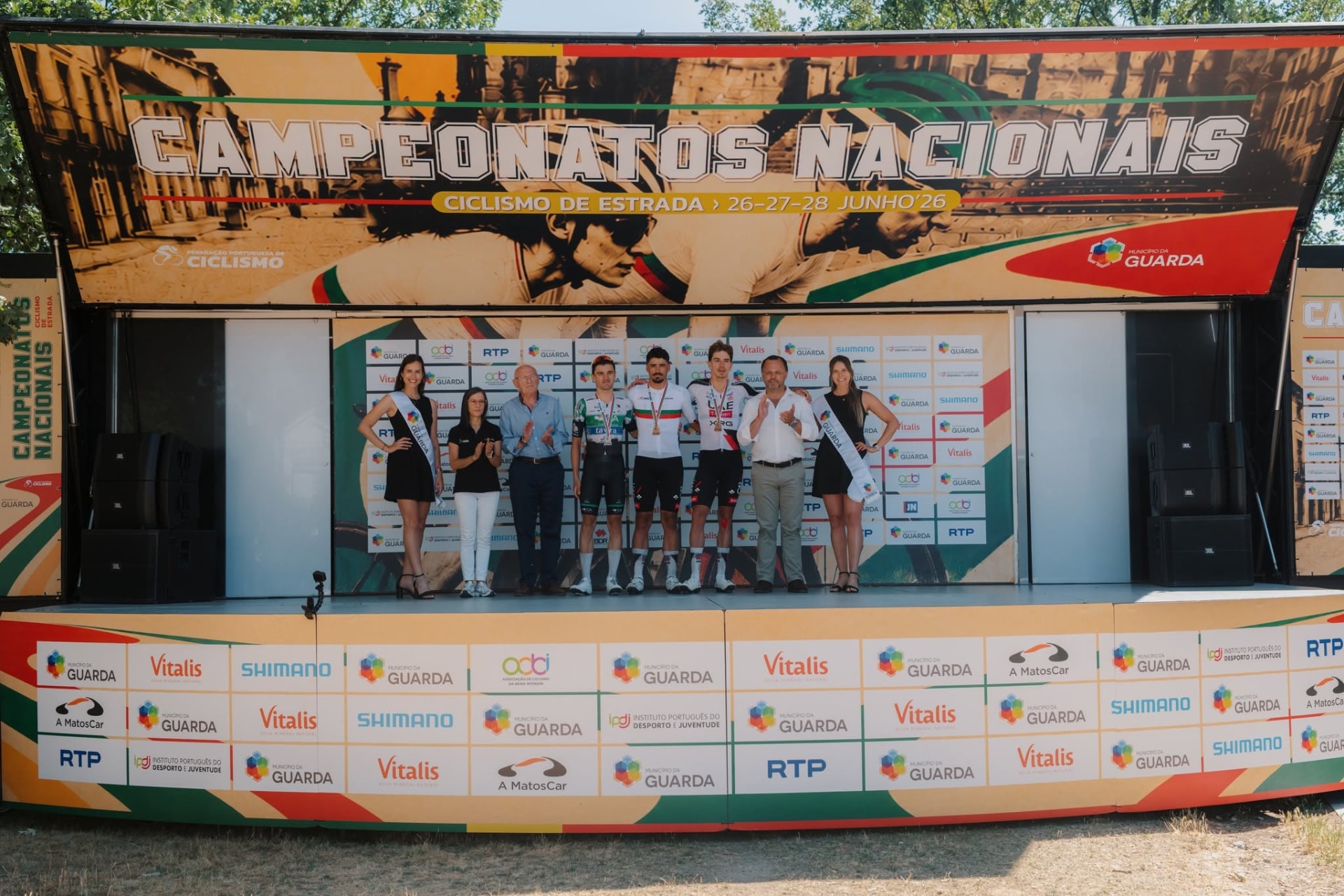 Palco de pódio dos Campeonatos Nacionais de Ciclismo de Estrada 2026 na Guarda