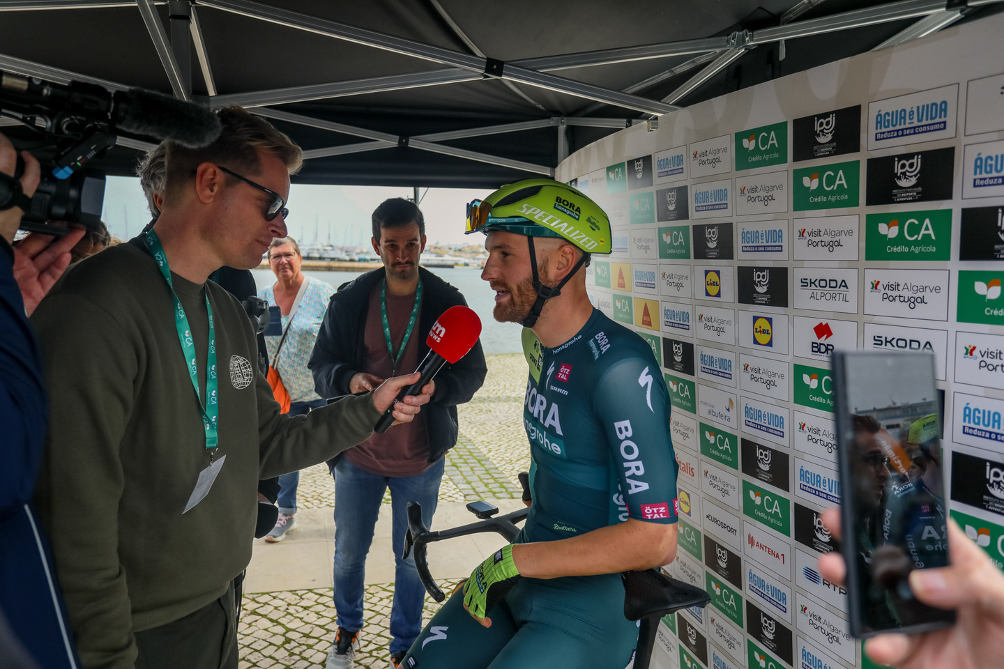 Placa de Flash Interview com ciclista da Volta ao Algarve