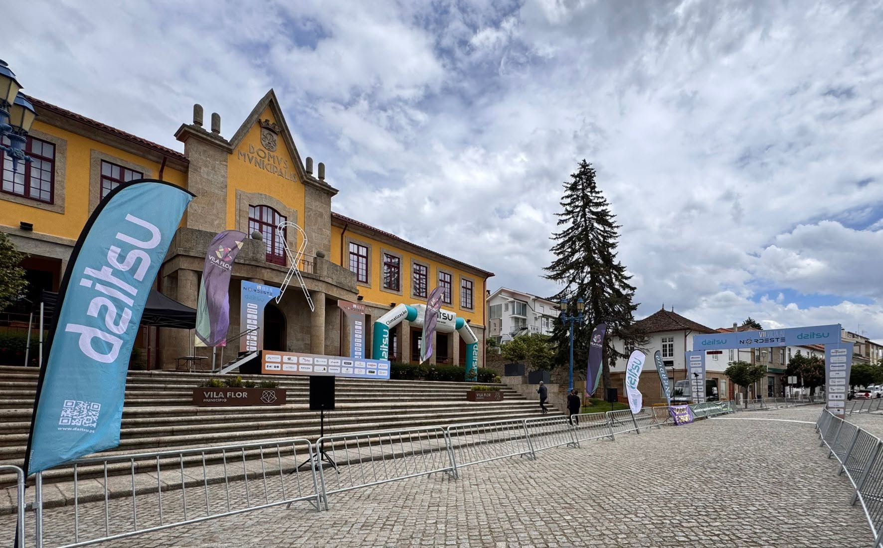 Pórtico e barreiras da VII Volta ao Nordeste em Vila Flor