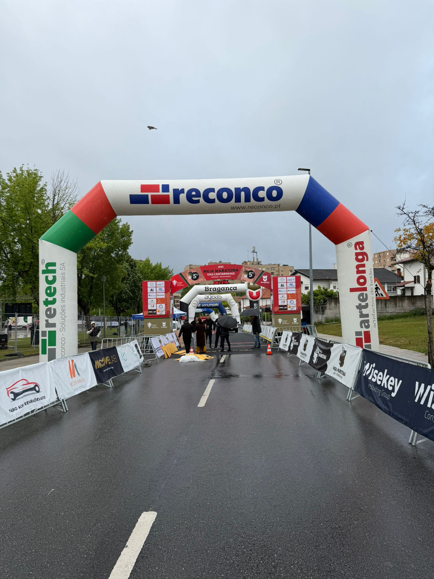 Pórticos e barreiras na reta da meta da Meia Maratona das Cantarinhas em Bragança