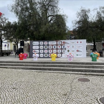 Painel de pódio com camisolas da Volta a Almodôvar